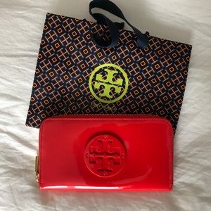 NEW TORY BURCH PATENT LEATHER WALLET